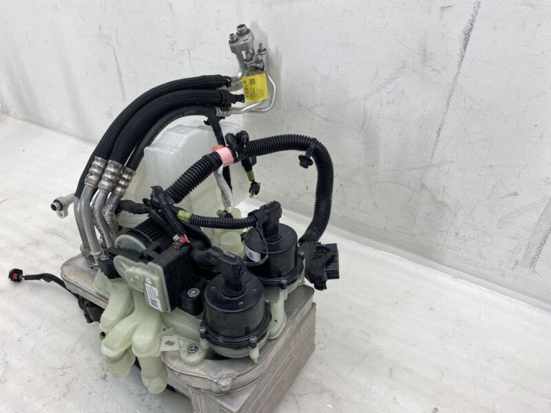 2020-2024 Tesla Model Y Supermanifold Refrigerant Chiller W/ Coolant Reservoir
