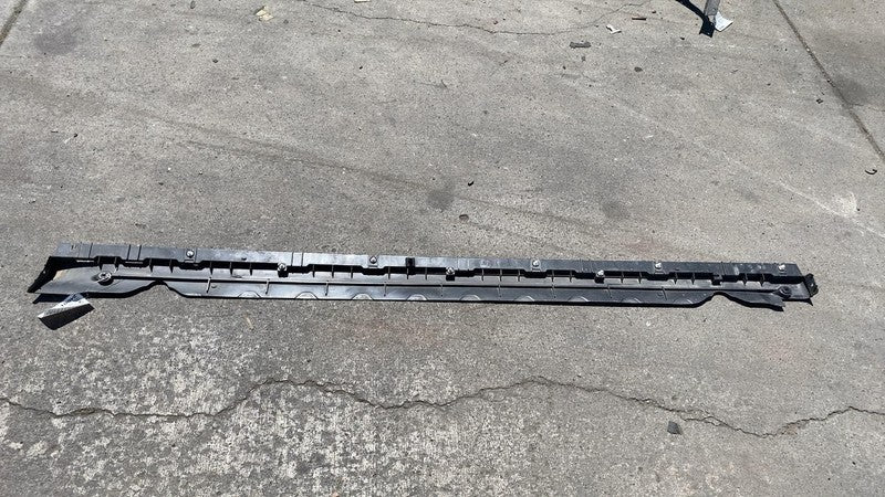 149764900B ⭕ 2020-2023 Model Y Left Skirt Rocker Molding Panel Carrier Bracket 1497741-00-B