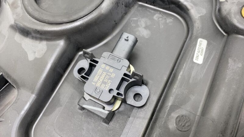 A1669000618 2016-2019 Mercedes-Benz GLE350 Front Right Door Window Regulator & Motor RH Assy