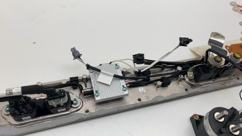 104811300A 2012-2015 Tesla Model S High Voltage Battery Rapid Mate Ancillary Plate Module