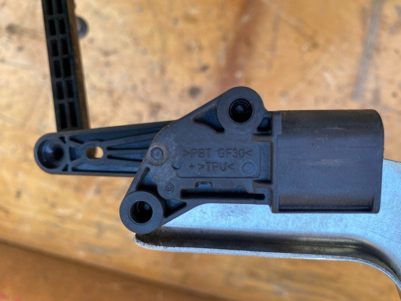 600652300B ⭕ 16-20 Tesla Model X Rear Left Air Suspension Ride Height Sensor 1027971-00-A