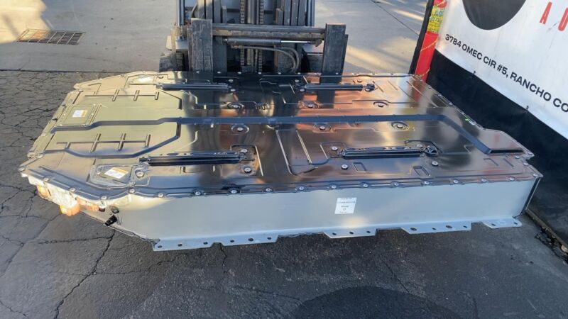 PT00057222 H 2022 2023 2024 Rivian R1S Large Battery Pack 141kWh Lithium HV Module Assembly
