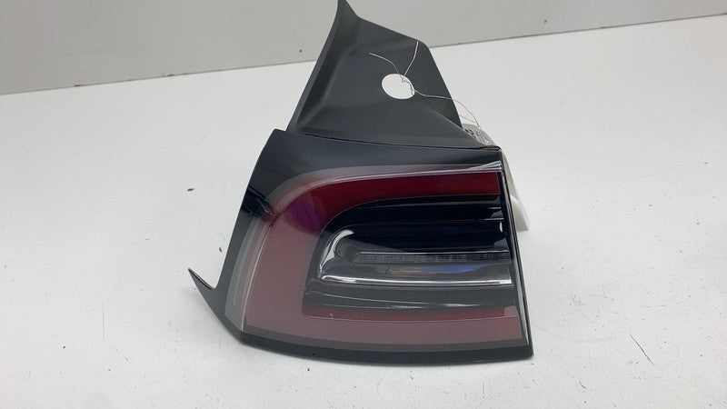1077397 ⭕ 2017-2022 Tesla Model 3 Rear Left Exterior Taillight Outer Tail Lamp 1077397