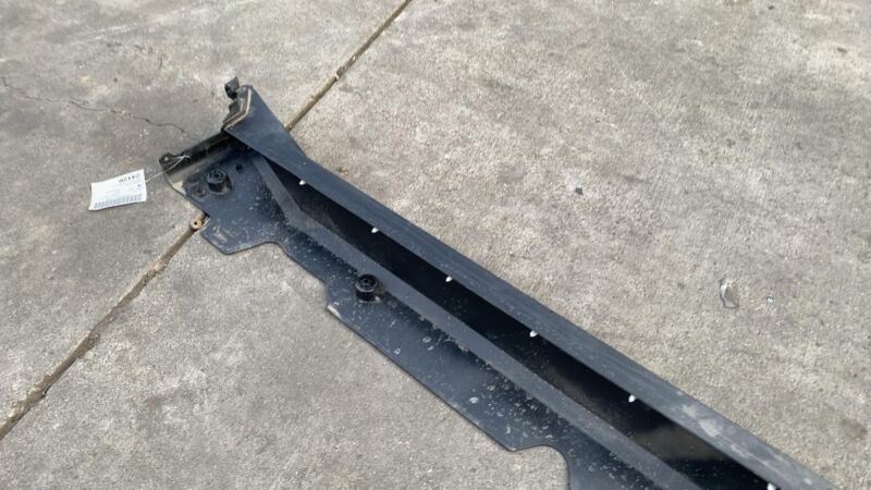 181660000C 2024-2025 Tesla Cybertruck Passenger Side Right Rocker Panel Molding RH Assembly
