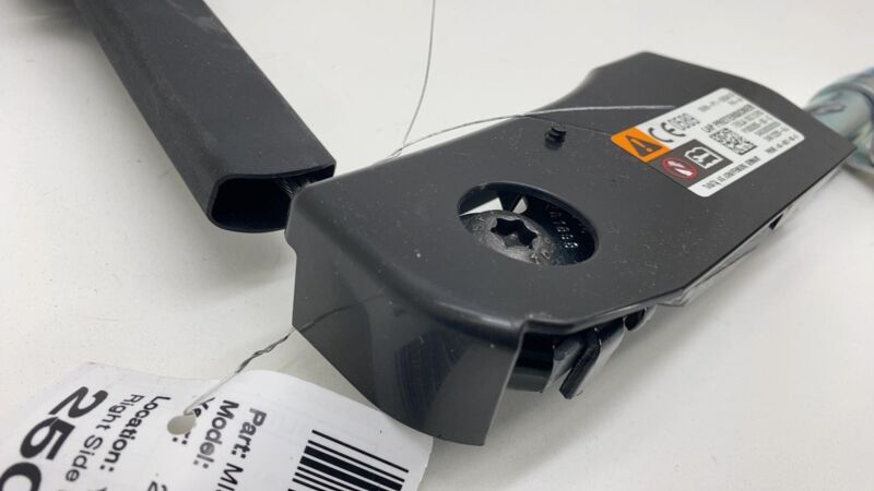 1005265 00 C 12-20 Tesla Model S Front Right Lap Pretensioner 16-20 Tesla Model X Front Left
