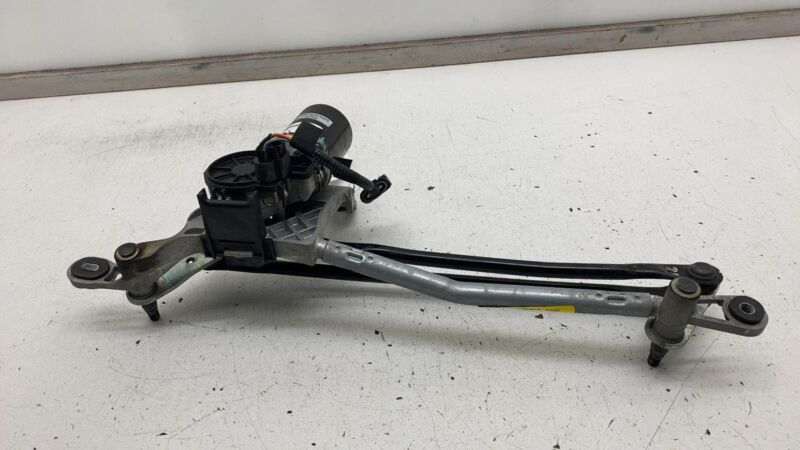 670007561 ⭕ 2017-2020 Maserati Levante Front Windshield Wiper Motor and Linkage 670007561