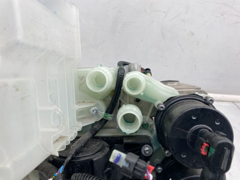 1523000 96 E 20-23 Model Y Supermanifold Refrigerant Chiller + Coolant Reservoir 1547595-96-F