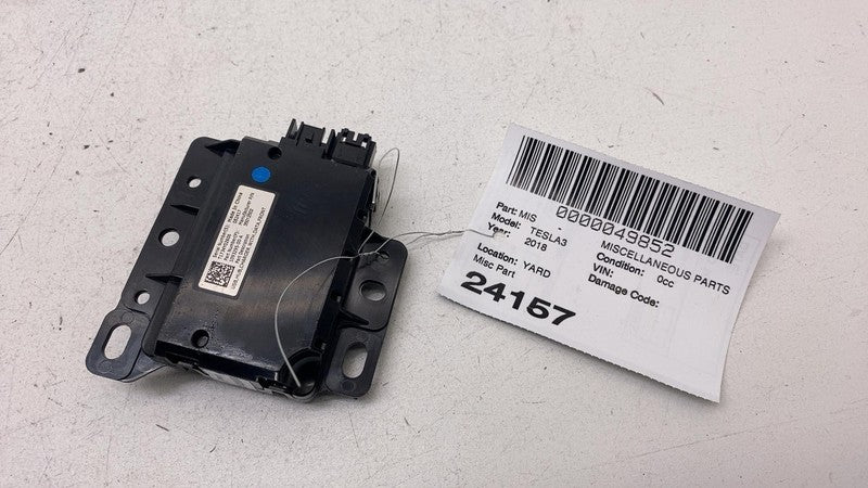 1093295 00 A 2017-2023 Tesla Model 3 Center Console Front USB Hub Charger Control Module OEM