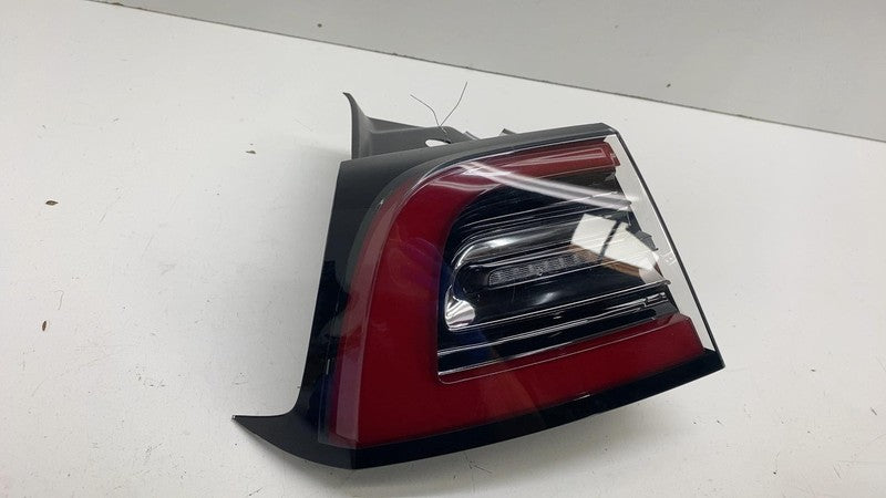 1077397 ⭕ 2017-2022 Tesla Model 3 Rear Left Exterior Taillight Outer Tail Lamp 1077397