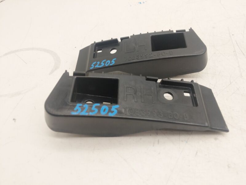 1083992 B0 B 17-23 Model 3 Rear Left/Right Bumper Taillight Bracket 1083992-B0-B/1083993-B0-B