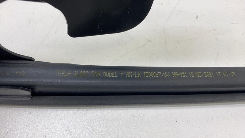 ⭕ 20-24 Model Y Front Right A-Pillar Flag Glass Weatherstrip Seal 1500