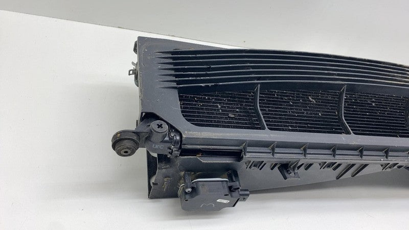 1058073-00-B ⭕12-20 Tesla Model S Radiator Shutter Air Duct Center Intake Grille 1058073-00-B