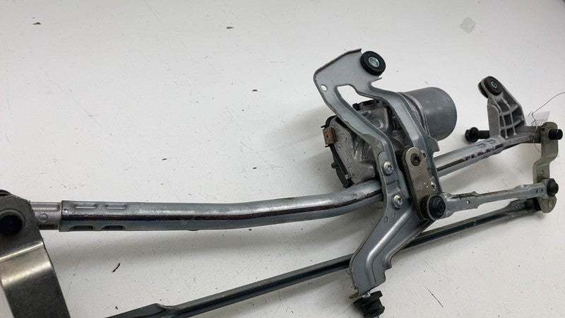 31696283 ⭕ 21-23 Polestar 2 Front Windshield Wiper Transmission Linkage w/ Motor 31696283