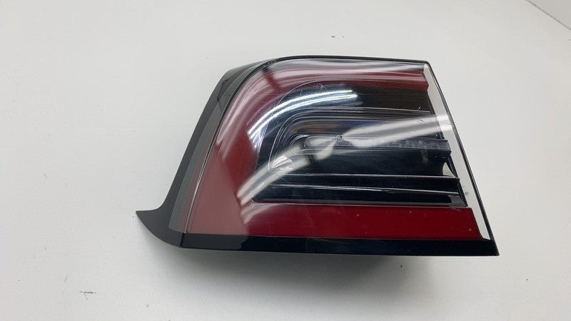 ⭕17-22 Tesla Model 3 Rear Driver Side Exterior Taillight Outer Tail La