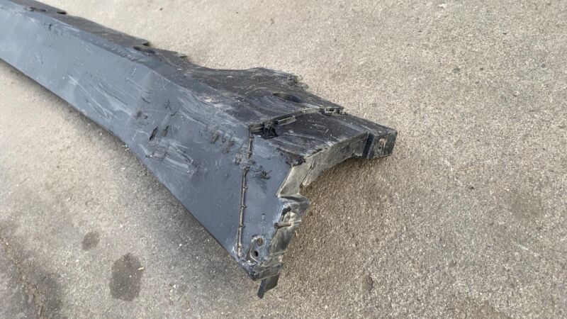 181660000C 2024-2025 Tesla Cybertruck Passenger Side Right Rocker Panel Molding RH Assembly