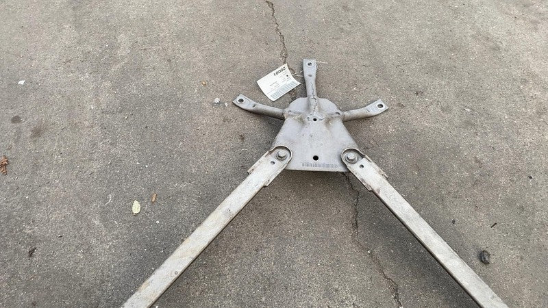 7401270 04 2018 2019 BMW 530e G30 Rear Body Torsion Bar Support Bracket Mount Bracket OEM