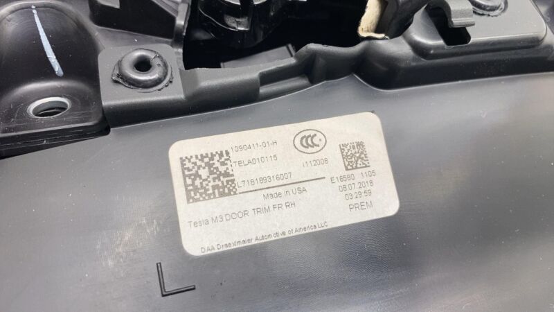 1090411-01-H ⭕ 2017-2020 Tesla Model 3 Front Right Interior Door Panel Trim Card 1090411-01-H