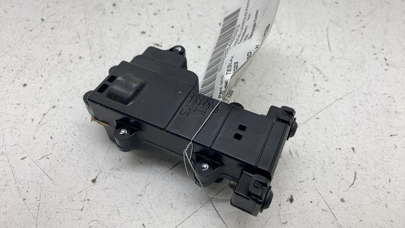 104535300B ⭕ 21-23 Tesla Model X Front Left Door Pop Actuator Control Module 1045353-00-B