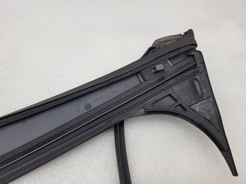 103236300C ⭕ 16-20 Tesla Model X B-Pillar Applique Glass Left w/ Rubber Seal 1032363-00-C