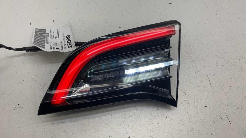 1077402-00-E ⭕ 2017-2023 Model 3 Rear Right Inner Taillight LED Tail Lamp 3-Pin 1077402-00-E