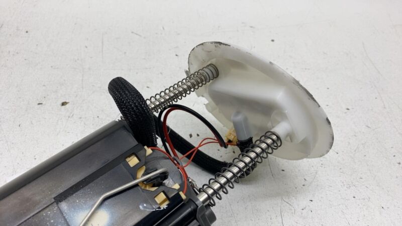 670035006 2017-2020 Maserati Levante Engine Motor Gas Fuel Pump w/ Level Sensor Assembly