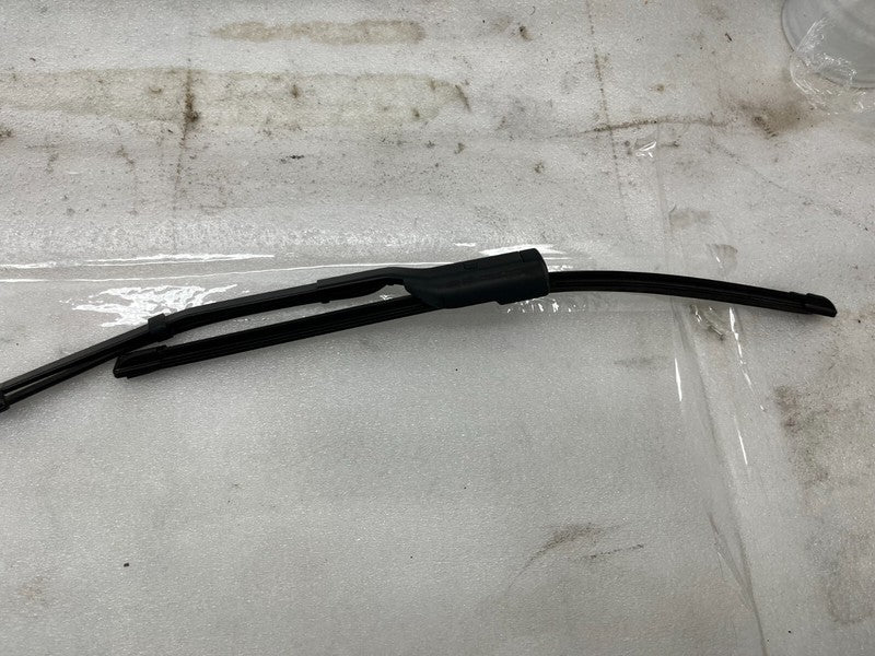 ⭕ 2017-2022 Tesla Model 3 Front Windshield Wiper Arm & Blade Right 1076729-00-B