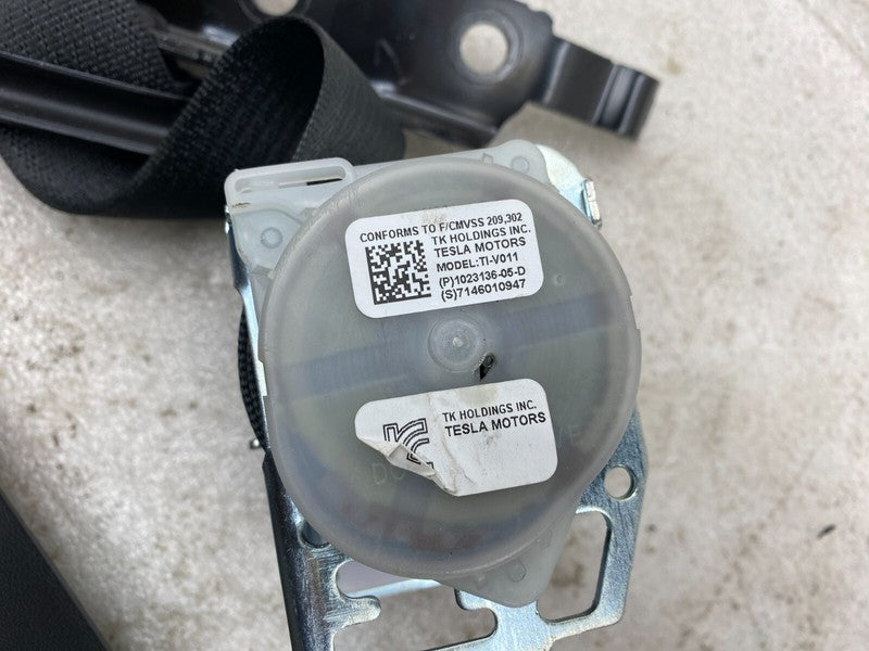 1024732 00 C ⭕ 16-20 Model S C-Pillar Trunk Trim Right w/ Seat Belt & Retractor 1023136-05-D