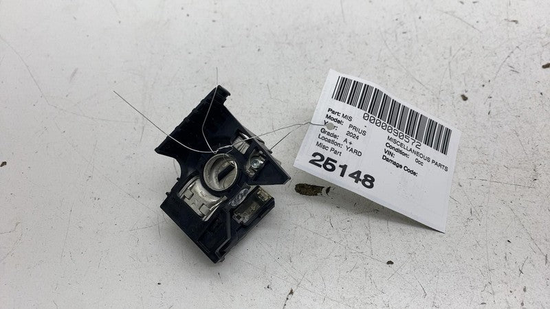 ⭕ 2023-2025 Toyota Prius Positive 12V Battery Lower Terminal Cover 828