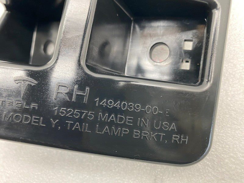 149403900E ⭕2020-2023 Model Y Passenger Side Taillight Tail Lamp Bracket Right 1494039-00-E