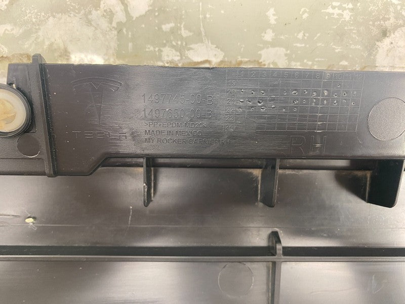 1497745 00 B ⭕ 20-23 Model Y Right Skirt Rocker Molding Panel Carrier Bracket RH 1497745-00-B
