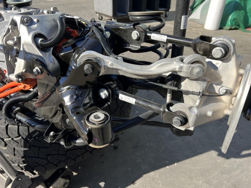 1120980-00-J 20-23 Tesla Model Y Electric Rear Drive Unit Performance w Subframe 1120980-00-J