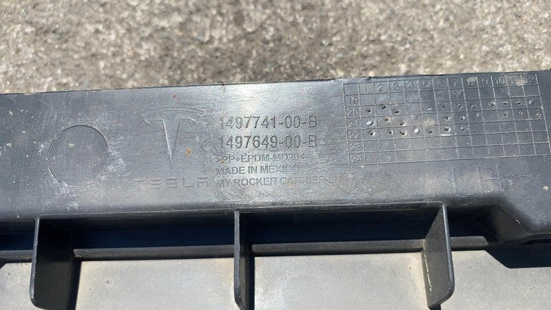 149764900B ⭕ 2020-2023 Model Y Left Skirt Rocker Molding Panel Carrier Bracket 1497741-00-B
