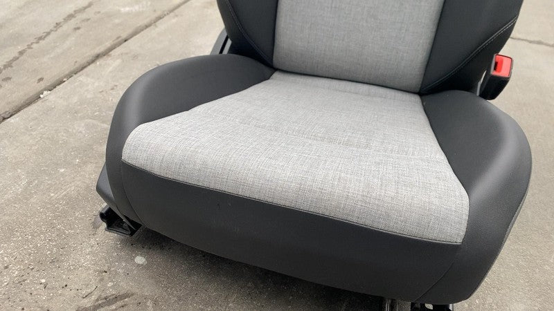 Front Seat VOLKSWAGEN ID4 25