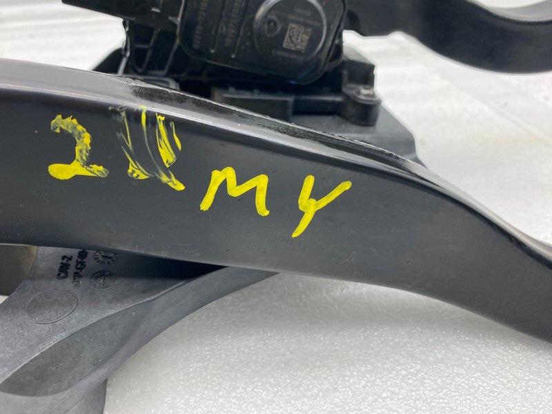 118869100B ⭕ 2020-2023 Tesla Model Y Accelerator and Brake Pedal Pad Assembly 1188691-00-B