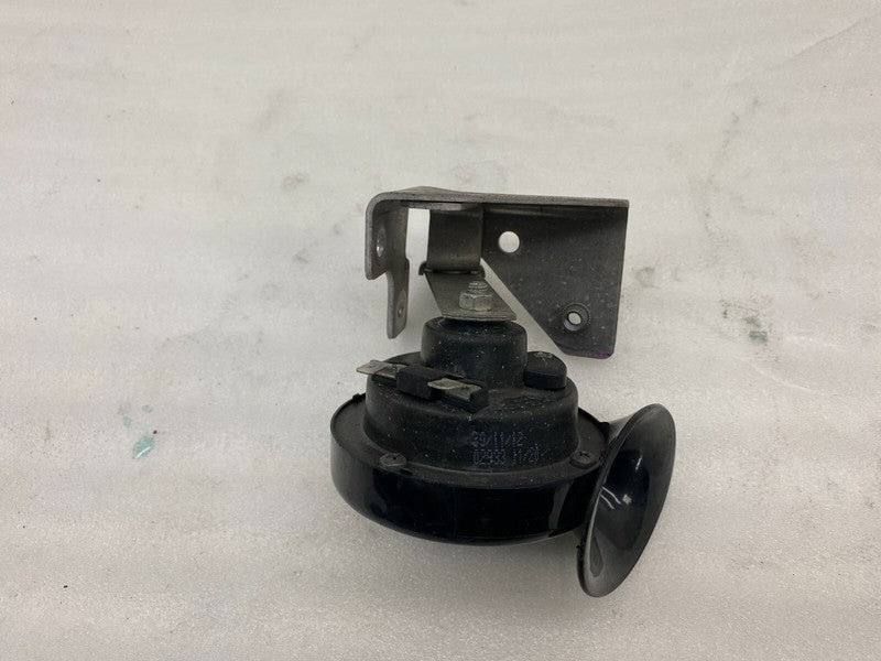 E1 0020046 ⭕ 12-20 Model S Seger High Pitch Tone Horn 12V 510 Hertz w/ Bracket 6008604-00-B
