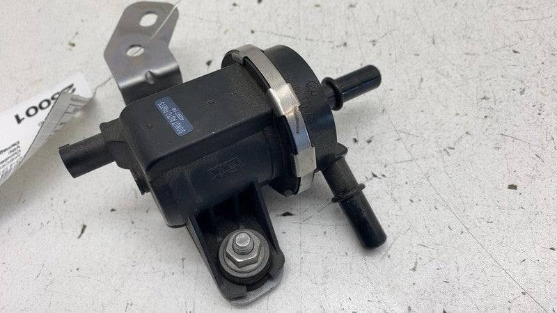 7424003 01 2018 2019 BMW 530e Emission Purge Solenoid Control Valve w/ Bracket 742400301