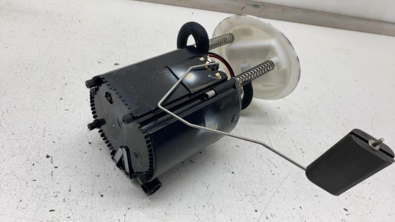 670035006 2017-2020 Maserati Levante Engine Motor Gas Fuel Pump w/ Level Sensor Assembly