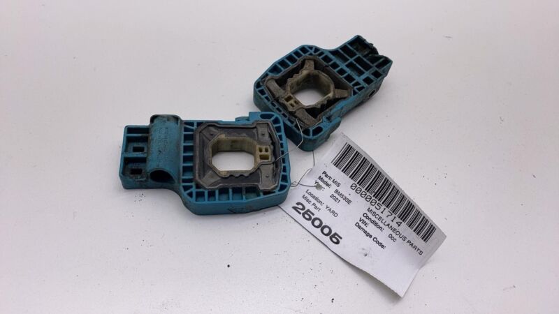 16477130 2017-2023 BMW 530e G30 PAIR Front Left & Right Radiator Mount Support Bracket