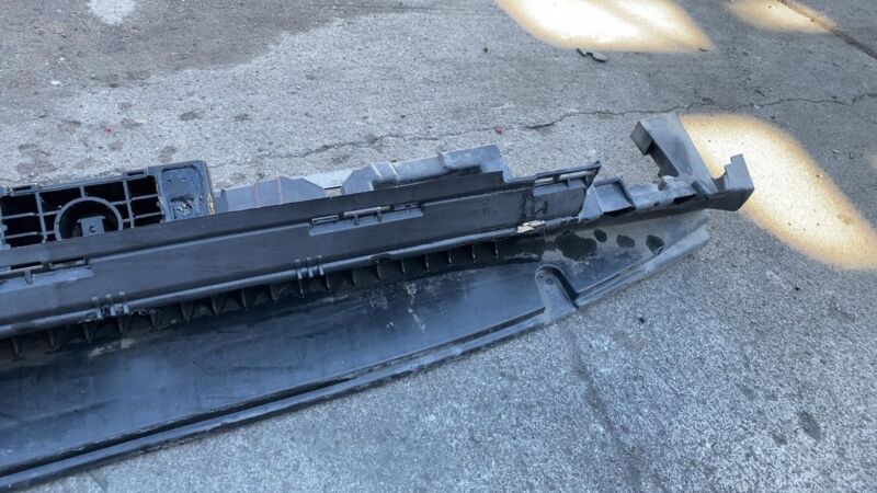 A1666900210 2012-2019 Mercedes-Benz GLE350 Right Running Board Step Mount Support Bracket RH