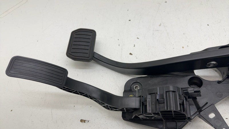 ⭕ 2025-2026 Tesla Model Y Gas Accelerator and Brake Foot Pedal Pad OEM
