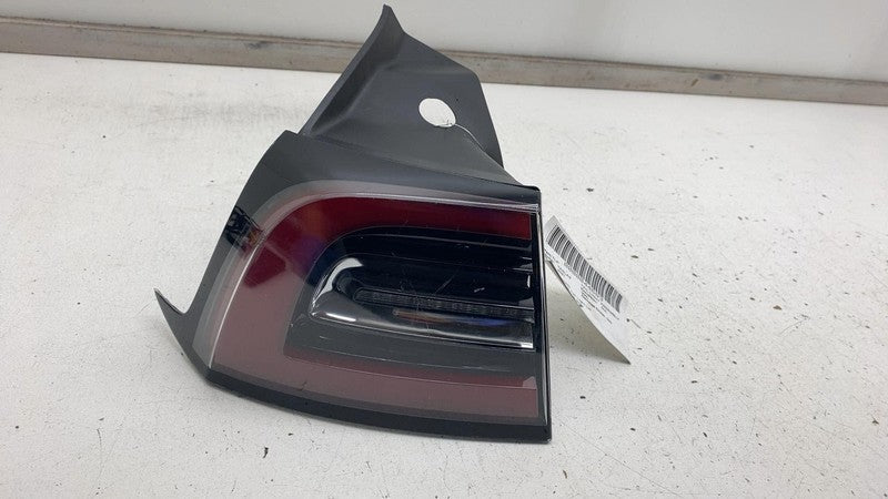 ⭕ 17-22 Model 3 Rear Driver Side Exterior Taillight Outer Tail Lamp Le