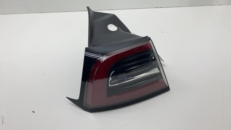 ⭕17-22 Tesla Model 3 Rear Driver Side Exterior Taillight Outer Tail La