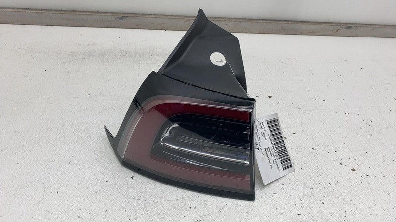 ⭕ 17-22 Model 3 Rear Driver Side Exterior Taillight Outer Tail Lamp Le