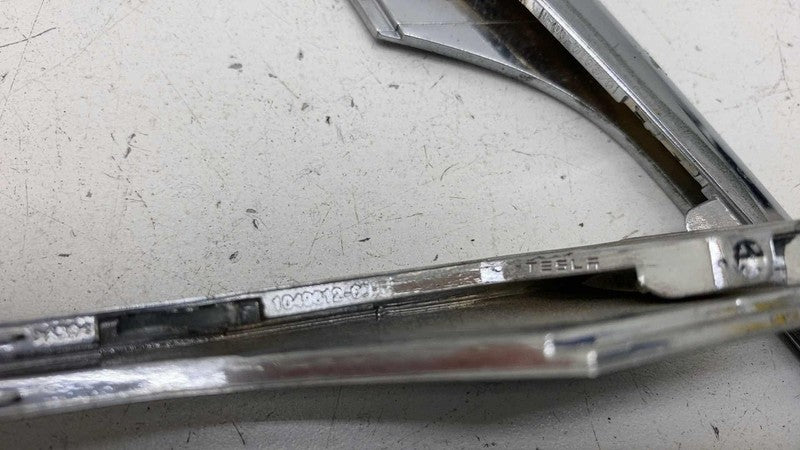 104960900F ⭕ 16-20 Model X Front Left & Right Foglamp Chrome Trim 1049609-00-F/1049610-00-F