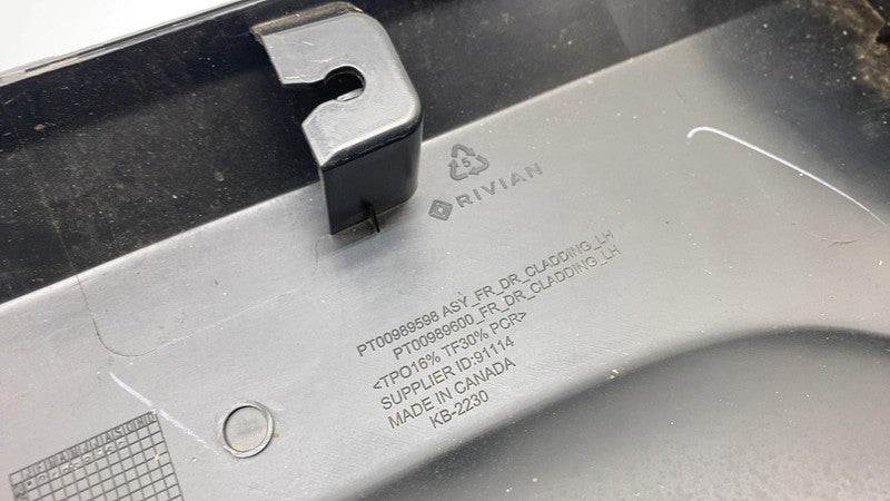 PT00989598 ⭕ 2022-2025 Rivian R1S Front Left Lower Molding Cladding Trim Panel PT00989598