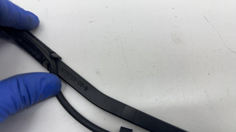 107672900B ⭕ 2017-2023 Model 3 Front Passenger Side Windshield Wiper Arm Right 1076729-00-B