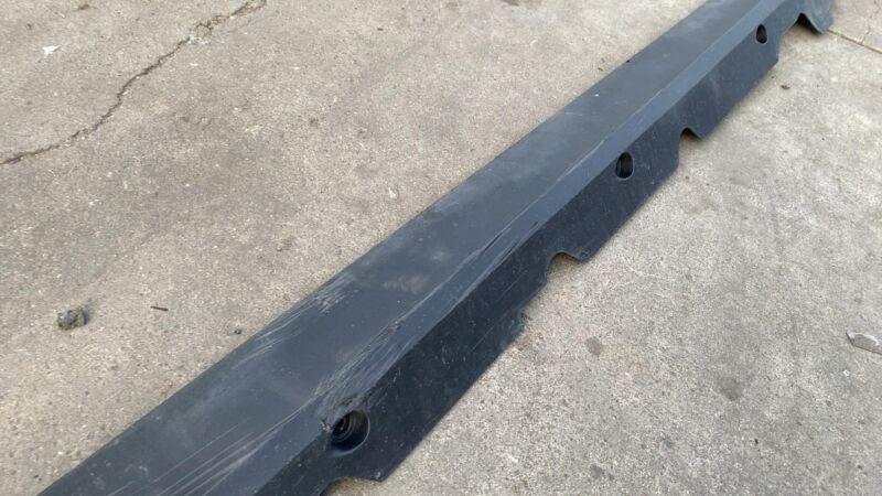 181660000C 2024-2025 Tesla Cybertruck Passenger Side Right Rocker Panel Molding RH Assembly