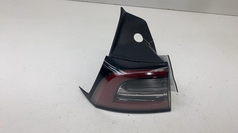 1077397 ⭕ 2017-2022 Tesla Model 3 Rear Exterior Taillight Outer Tail Lamp Left 1077397