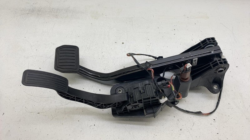 ⭕ 2020-2023 Tesla Model Y MY Accelerator & Brake Pedal Pad Assembly 11