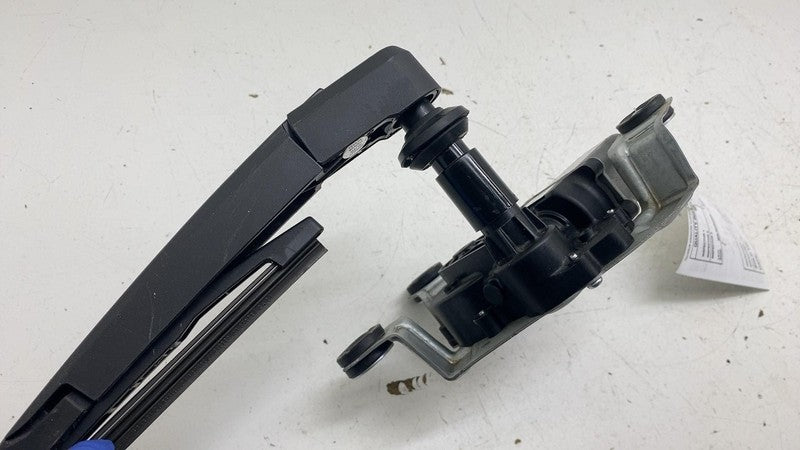 ⭕ 2025 Rivian R1S Rear Liftgate Back Window Glass Wiper Arm & Motor PT